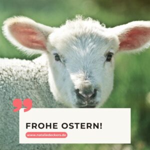 Titelbild zum Blogbeitrag über Ostern. Du siehst ein Osterlamm und den Titel "Frohe Ostern"